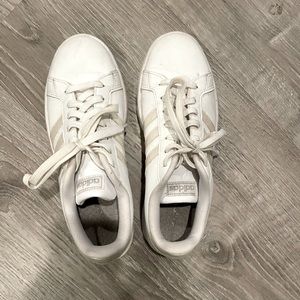 Adidas size 8 white court sneakers